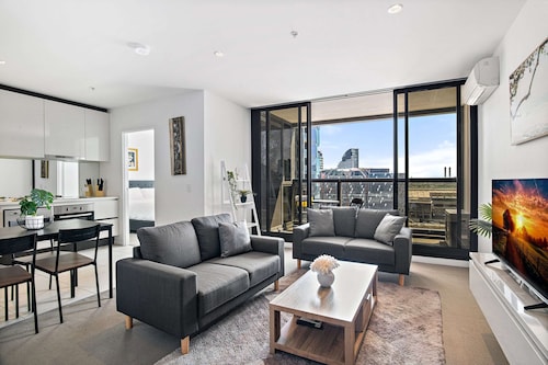 Luxury 2-bed Apartment in Melbourne's Heart