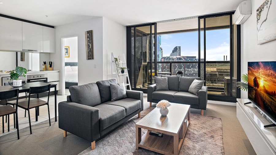 Luxury 2-bed Apartment in Melbourne's Heart