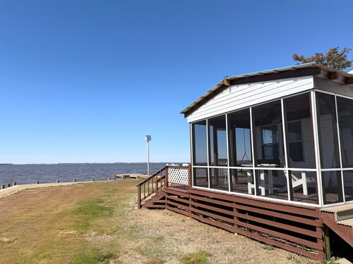 3-bedroom Riverfront house in Shiloh of Camden County with pier, small beach