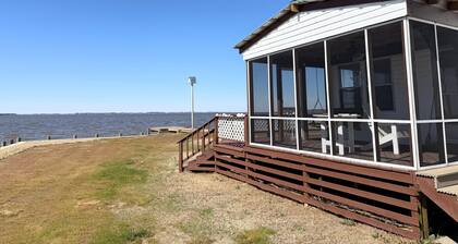 3-bedroom Riverfront house in Shiloh of Camden County with pier, small beach