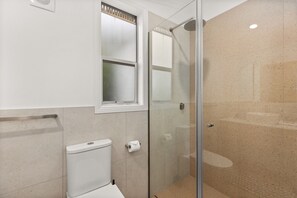 Apartment | Bathroom - Relaxing Retreat With Spacious Outdoor Area (Newcastle)