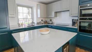 Lave-vaisselle, batterie de cuisine, vaisselle et ustensiles