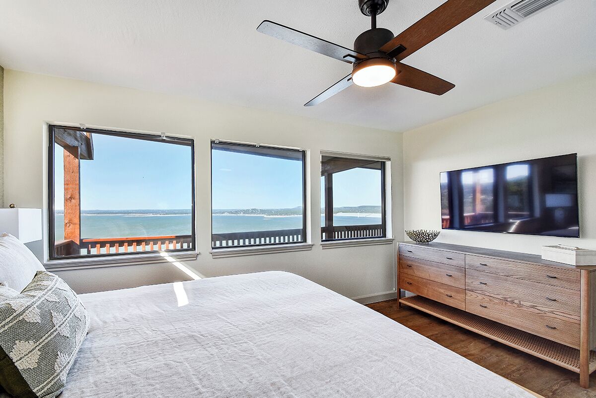 3 chambres, bureau, fer et planche à repasser, lit de bébé portatif