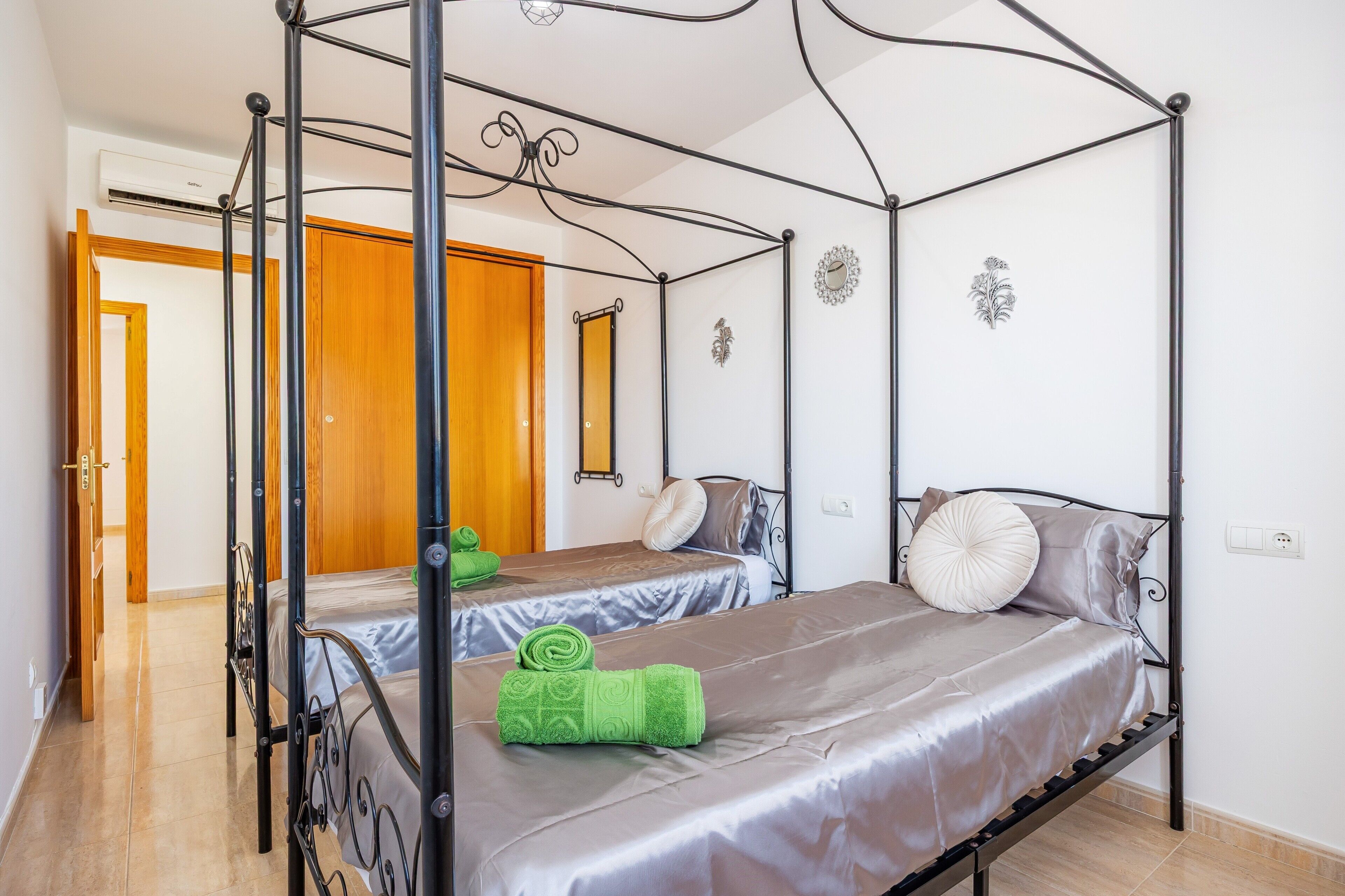 Tabla de planchar con plancha, wifi, ropa de cama