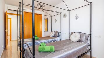 Tabla de planchar con plancha, wifi, ropa de cama