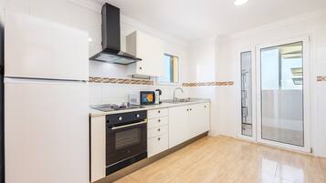 Frigorífico, microondas, horno y placa de cocina