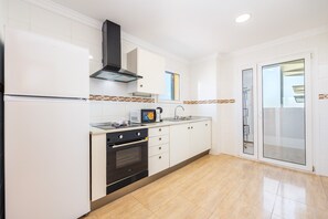 Kühlschrank, Mikrowelle, Ofen, Herdplatte