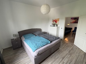 Tabla de planchar con plancha, wifi y ropa de cama