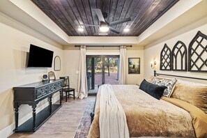 Iron/ironing board, travel cot, free WiFi, bed sheets - Lions Keep| Hot Tub Retreat near Zion (Orderville)