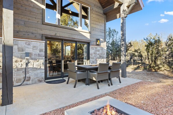 Outdoor dining - Lions Keep| Hot Tub Retreat near Zion (Orderville)