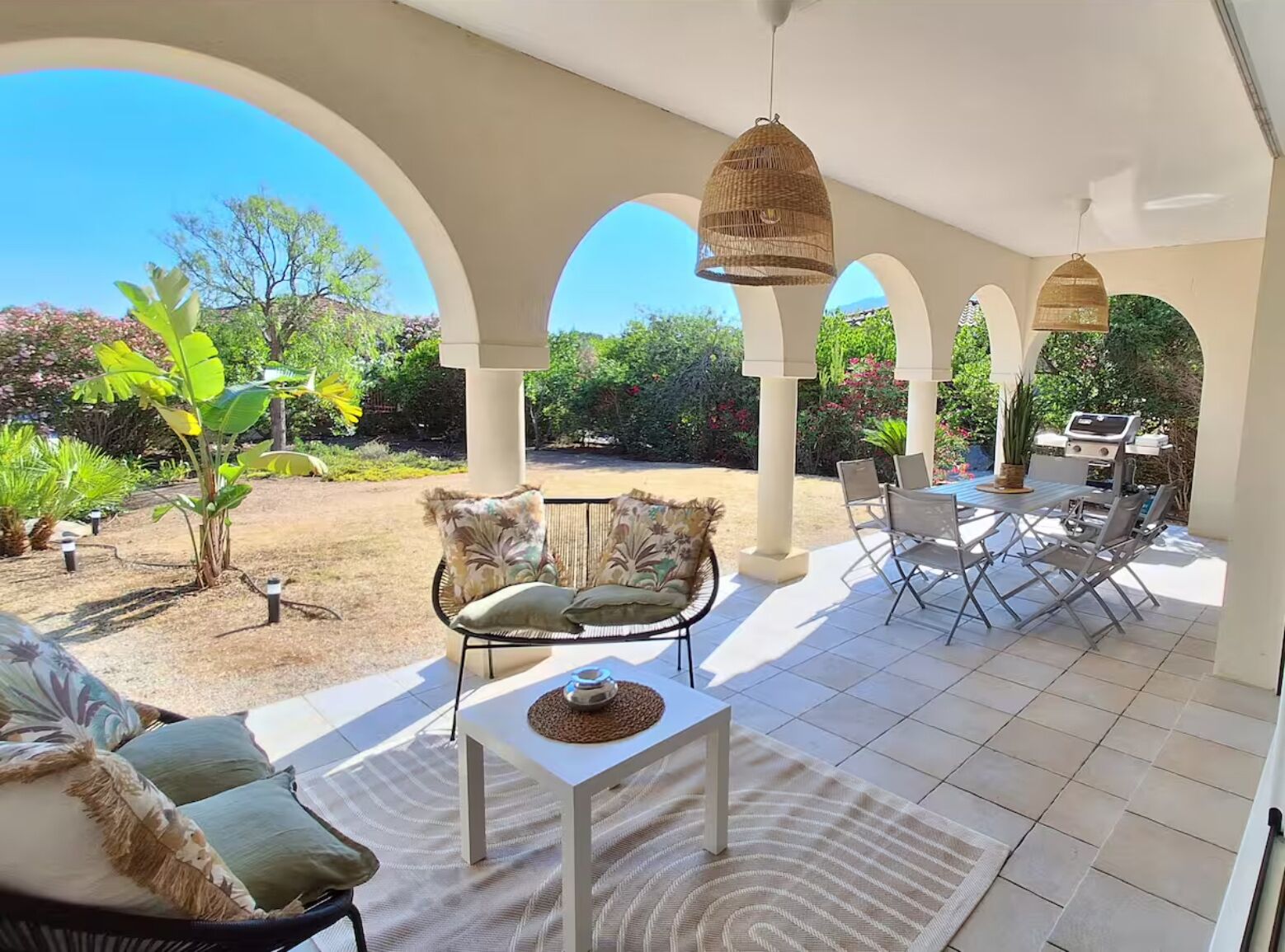 屋外ダイニングエリア