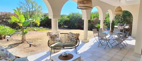 屋外ダイニングエリア