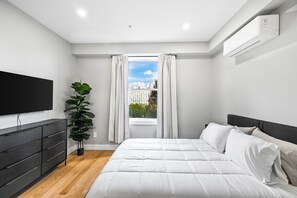 2 bedrooms, iron/ironing board, free WiFi, bed sheets - Modern 2-Bedroom Gem in Charming Downtown Providence (Providence)