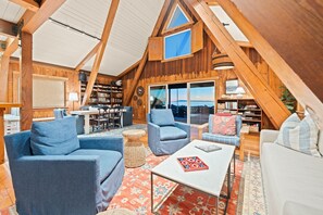 Een smart-tv en een open haard