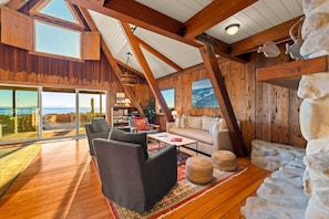 Een smart-tv en een open haard