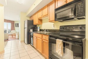 Coffee/tea maker, fridge, microwave, oven - Bay View Resort 1202 (Myrtle Beach)