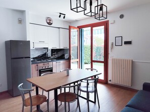 Apartment, 2 Schlafzimmer, Stadtblick | Esszimmer