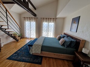 1 bedroom, desk, free WiFi, bed sheets - guest room overlooking the town of Lourdes and splendid view of the Pyrenees (Lourdes)