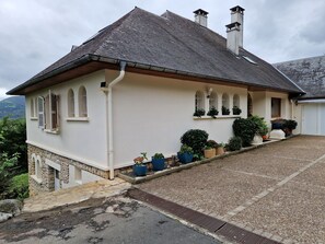 Exterior - guest room overlooking the town of Lourdes and splendid view of the Pyrenees (Lourdes)