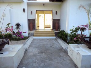 Exterior detail - Private villa on a beautiful sandy beach with its own pool: Star Sand Beach Resort (Sekotong)