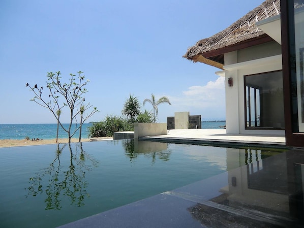 Pool - Private villa on a beautiful sandy beach with its own pool: Star Sand Beach Resort (Sekotong)