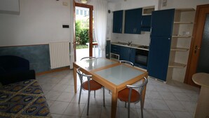 Apartamento, 2 quartos, sacada, vista para a cidade | Sala de jantar
