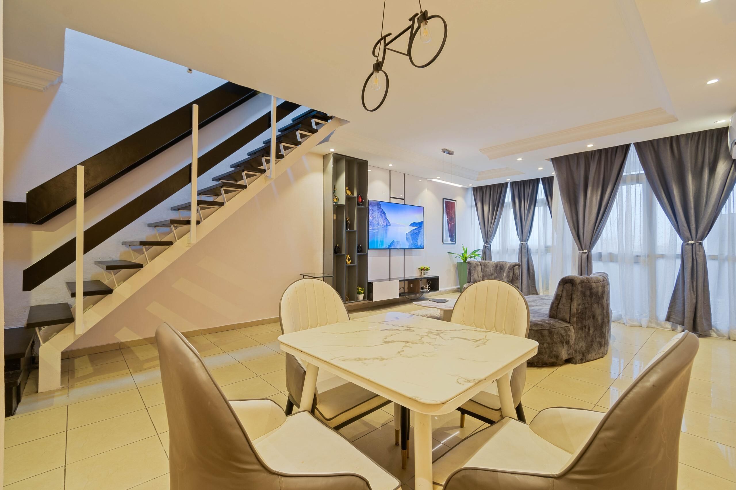 Deluxe Apartment, Balcony, City View | Dining