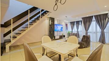 Deluxe Apartment, Balcony, City View | Dining