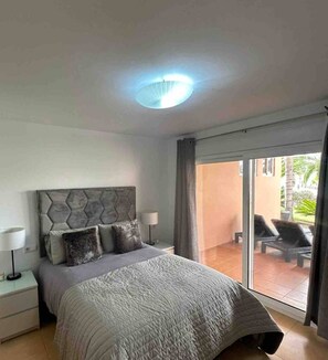 Tabla de planchar con plancha, wifi y ropa de cama 