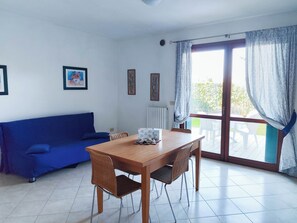 Căn hộ, 2 phòng ngủ, sân hiên, quang cảnh vườn | Phòng khách