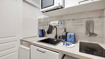 Apartment | Private kitchen | Cookware/dishes/utensils