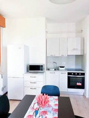 Bungalow, 2 Schlafzimmer, Balkon, Gartenblick | Innenbereich