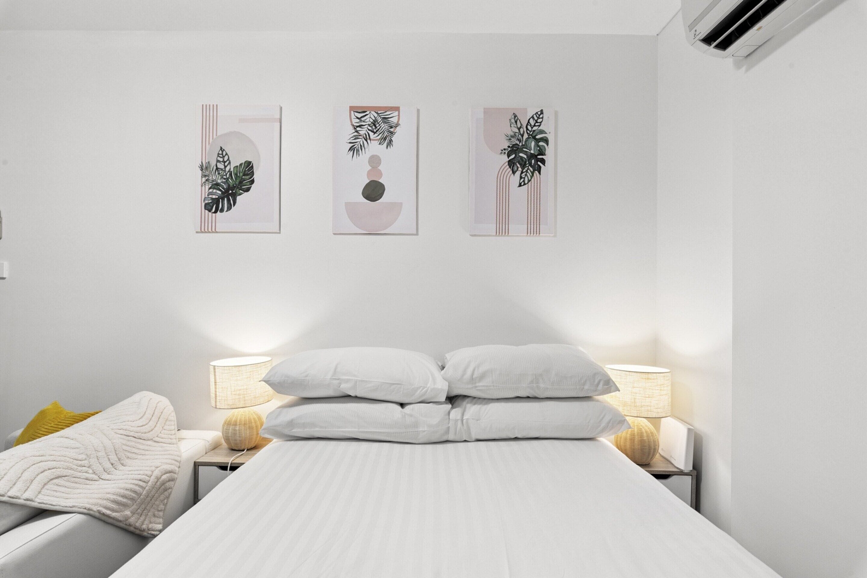 1 bedroom, bed sheets