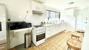 大型冰箱、微波爐、烤箱、鍋具/餐盤/廚房用品