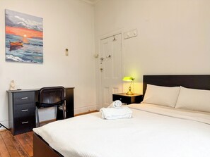 Desk, laptop workspace, free WiFi - Mascot Private Rooms (Mascot)