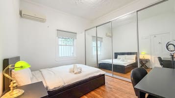 Kamar Comfort | Meja kerja, ruang kerja ramah laptop, dan Wi-Fi gratis