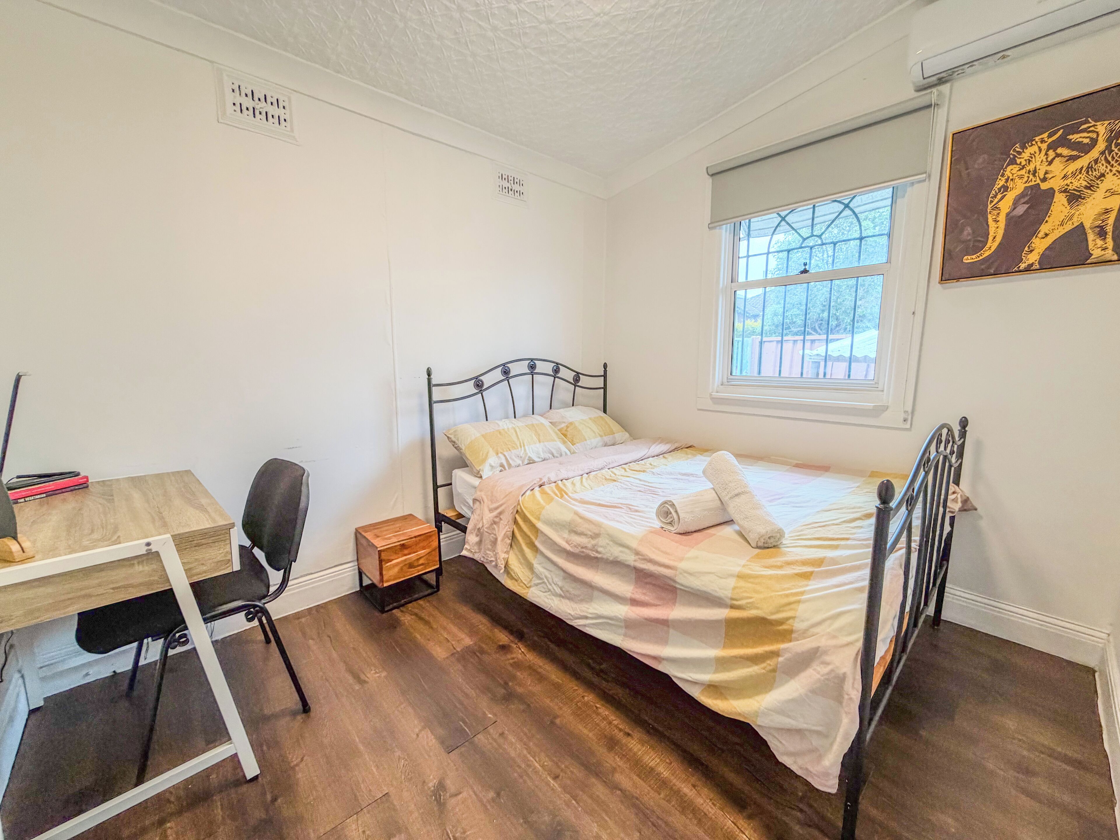 Basic-rum | Skrivbord, arbetsyta för laptop och gratis wi-fi