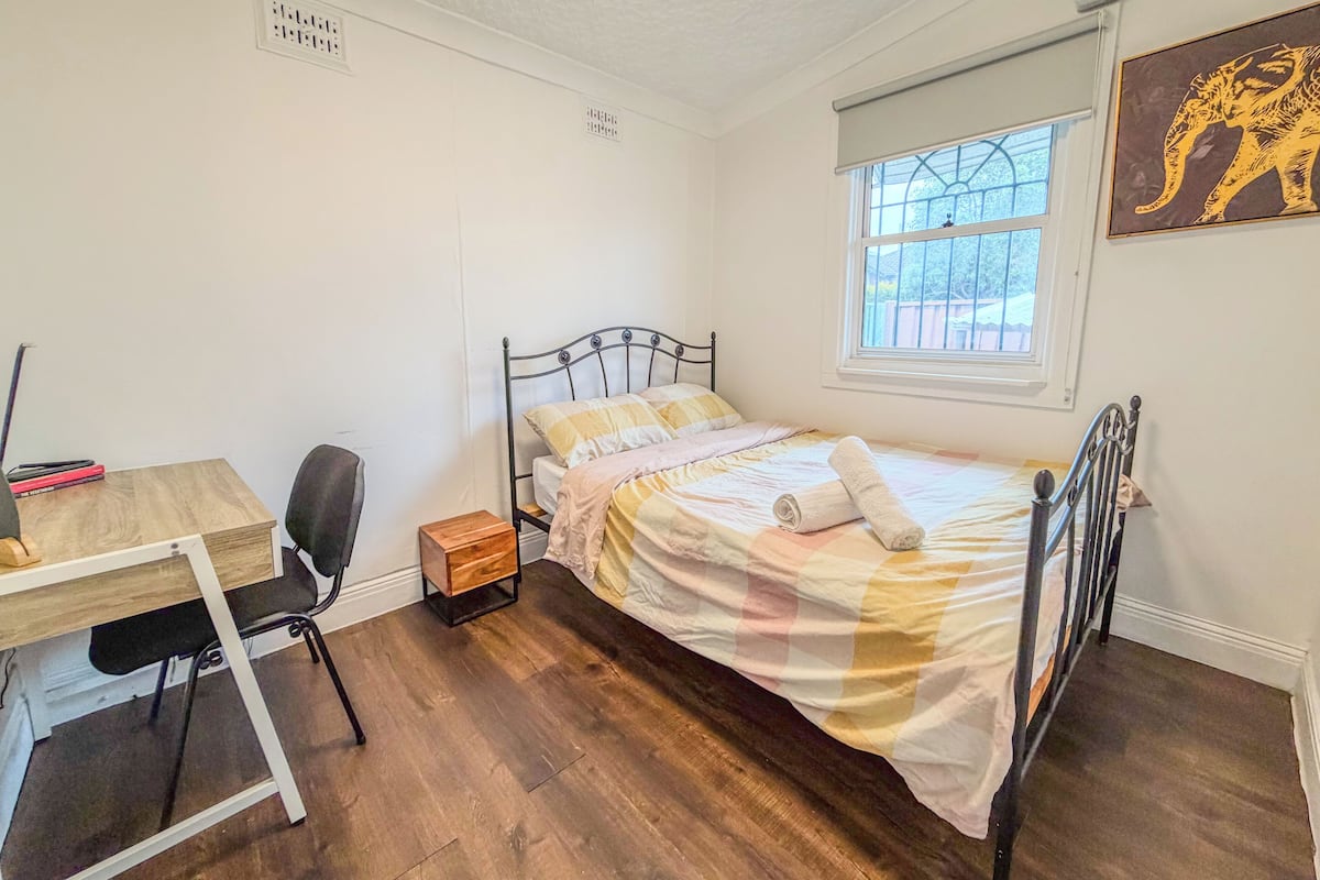 Basic-rum | Skrivbord, arbetsyta för laptop och gratis wi-fi