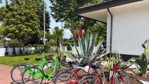 Bungalow - 2 sovrum - balkong - utsikt mot trädgården | Boendeområde