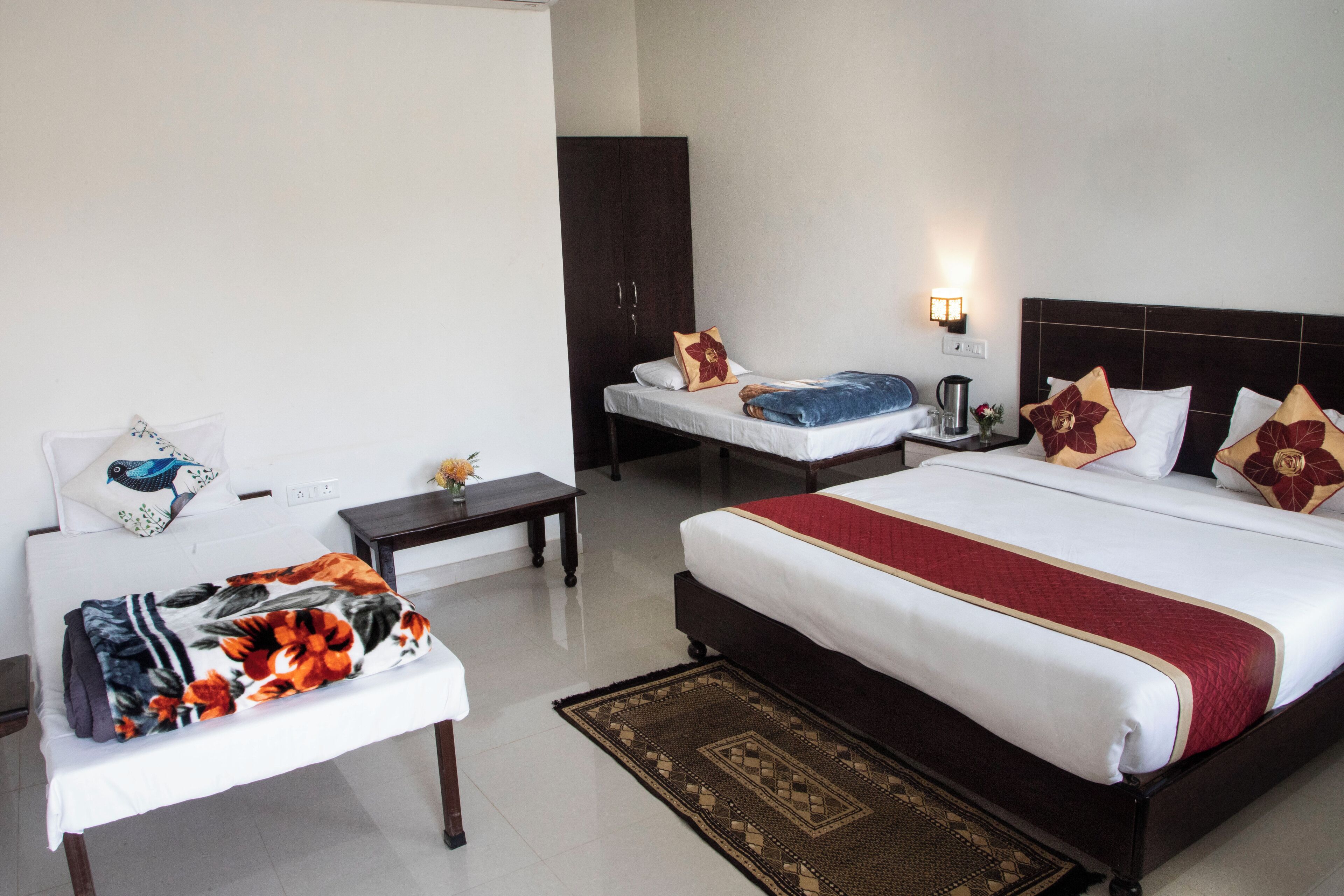 办公桌、笔记本电脑工作区、免费 WiFi