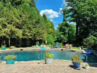 2-bedroom house in pleasant Glen Head with AC and charm