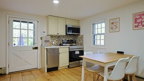 Kühlschrank, Mikrowelle, Herdplatte, Geschirrspüler