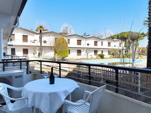 Outdoor dining - Comfy Flat With Pool (Cavallino-Treporti)
