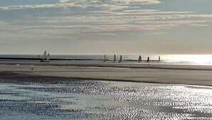 A beach with windsurfers and a clear sky. - Logis La Dunette Quend 3* House with Garden & Spa (Quend)