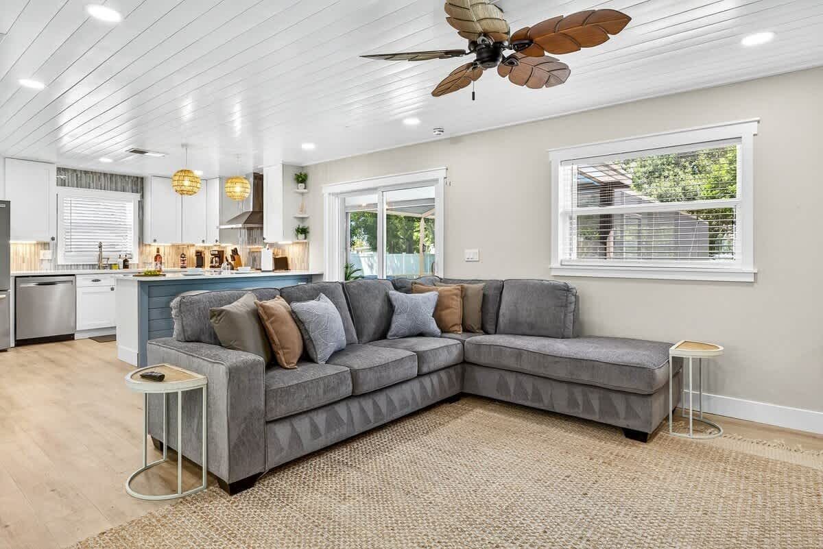 Een televisie en een open haard