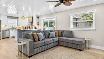 Een televisie en een open haard