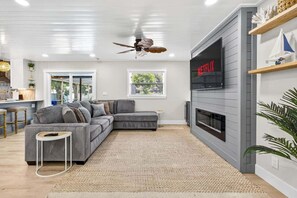 TV, fireplace - 3BR Apollo Beach Oasis Heated Pool, BBQ, CornHole (Apollo Beach)