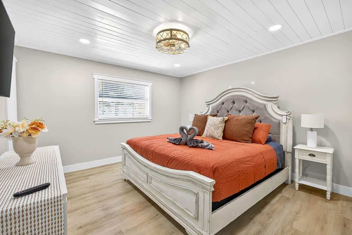 3 habitaciones, tabla de planchar con plancha, wifi y ropa de cama 