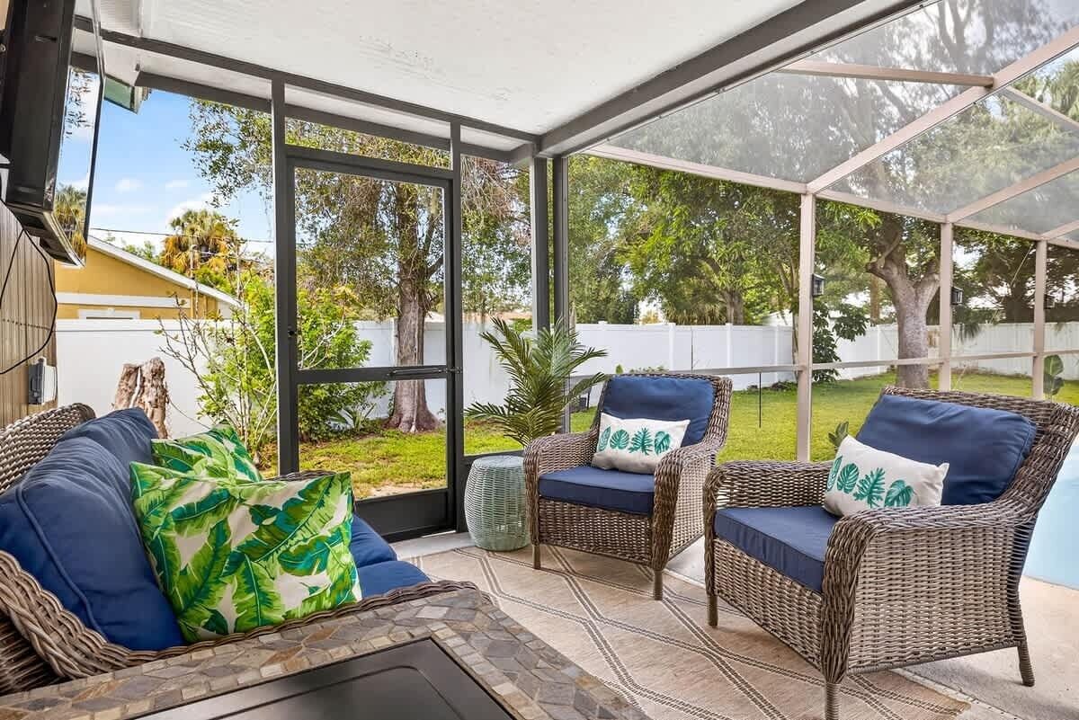 Una televisión, una chimenea