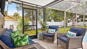 Una televisión, una chimenea